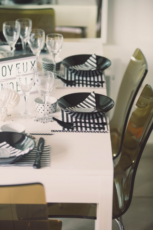 ma table de noël en noir et blanc,décoration de table noir et blanc,table de noël noir et blanc,flamant rose le blog
