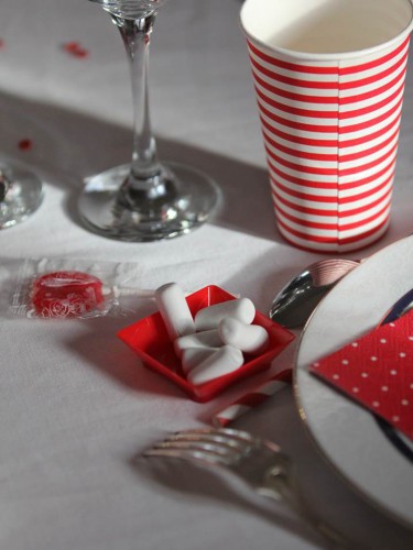 table de noël rouge et blanc,décoration rouge papa noël,tables de noël,décoration couleur père noël