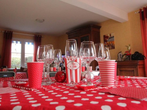 table de noël rouge et blanc,décoration rouge papa noël,tables de noël,décoration couleur père noël